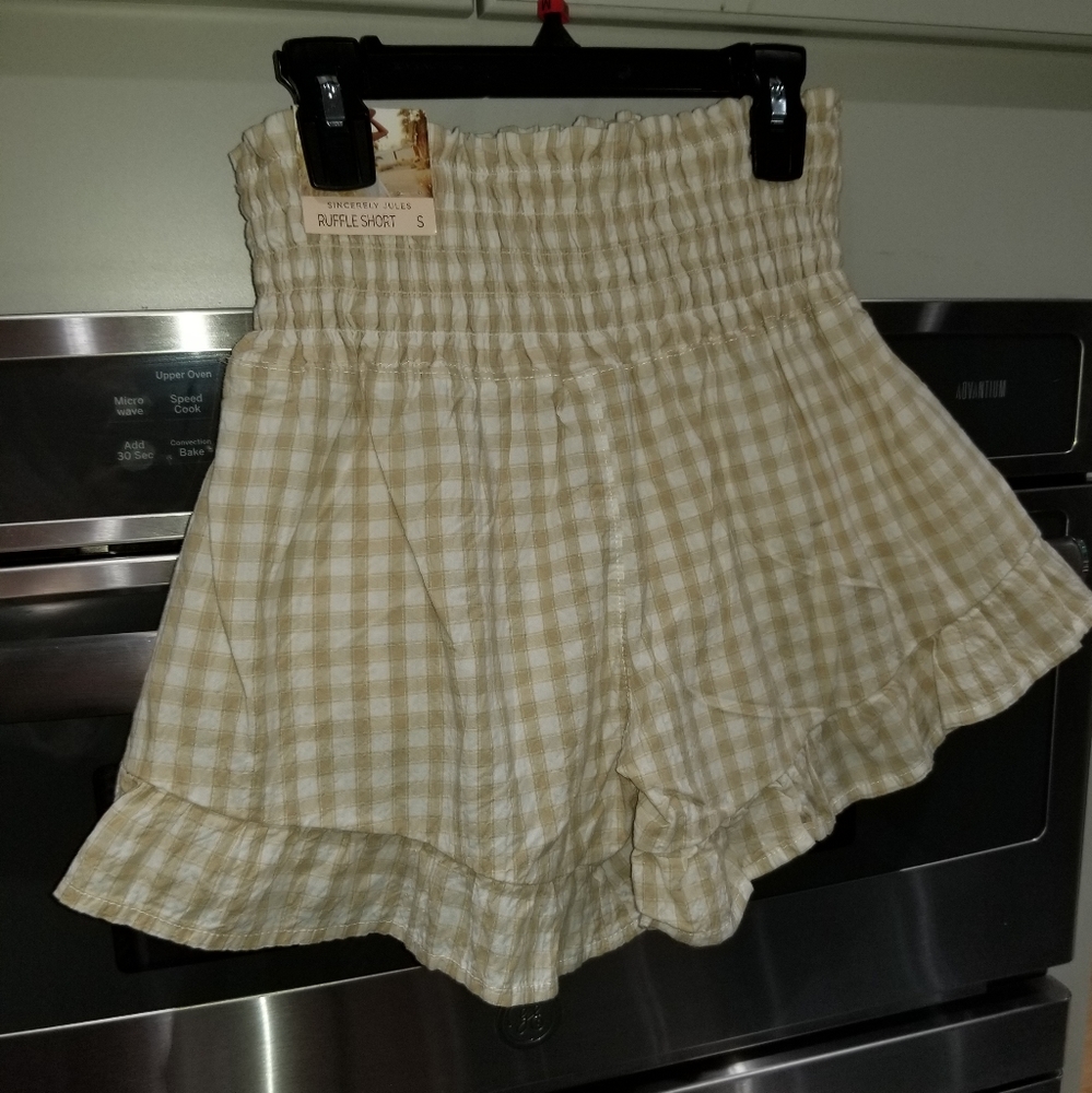 NWT SINCERELY JULES tan and white ruffle shorts size small